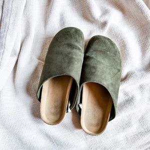 Universal Thread Green Suede Mules / 7